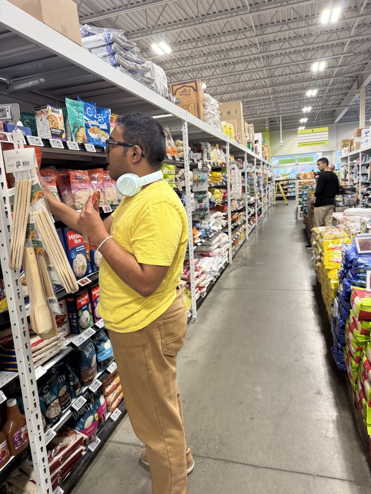 Choosing groceries - Jemasen Homecare participant